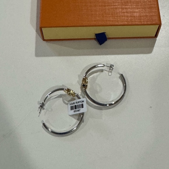 New with tag LV hoop earnings Louis Vuitton earrings - Picture 4 of 7